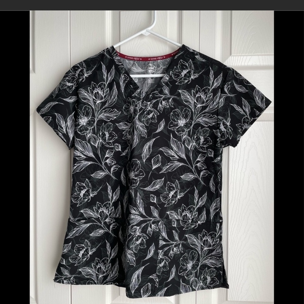 Black/White Flowewd Uniform Top